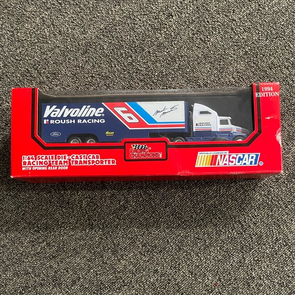 1994 Valvoline Racing Champions NASCAR
Cab Racing Team Transporter - Picture 1 of 8
